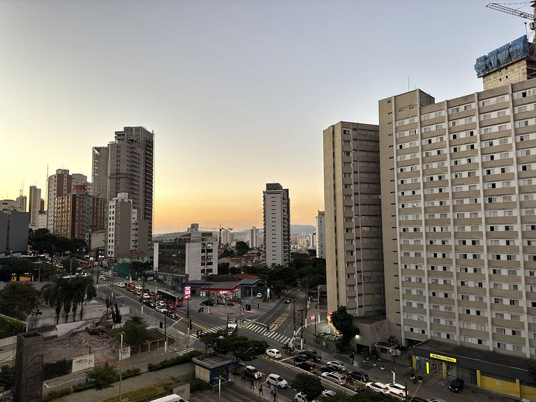 Studio Completo na Porta do Metrô Madalena!